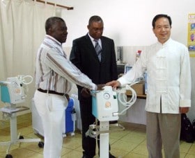 Taiwan apetrecha hospital Ayres de Menezes com equipamentos de ponta
