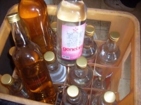 Polícia Económica desmantelou rede ilegal de produção e distribuição de aguardente e genebra