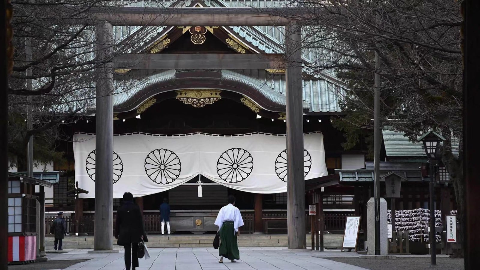 Quem se beneficia da farsa de Takaichi no santuário de Yasukuni?